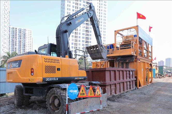 Bùn thải trong quá trình thi công được đưa qua máy phân tách bùn trước khi vận chuyển về bãi đổ rác thải, nhằm đảm bảo vệ sinh và bảo vệ môi trường. (Ảnh: Phan Phương/TTXVN)